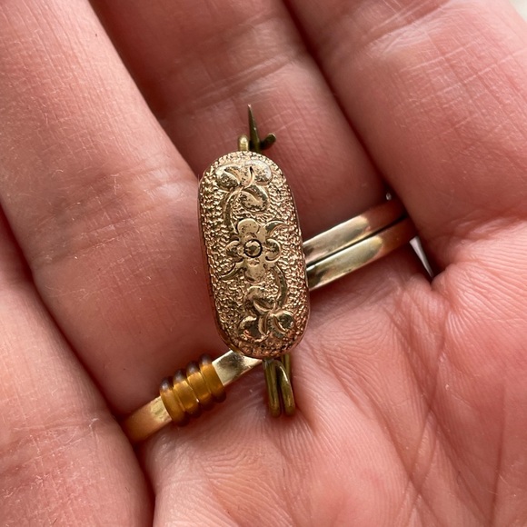 Vintage Gold Brooch Set with Pearl Accent - Picture 3 of 9